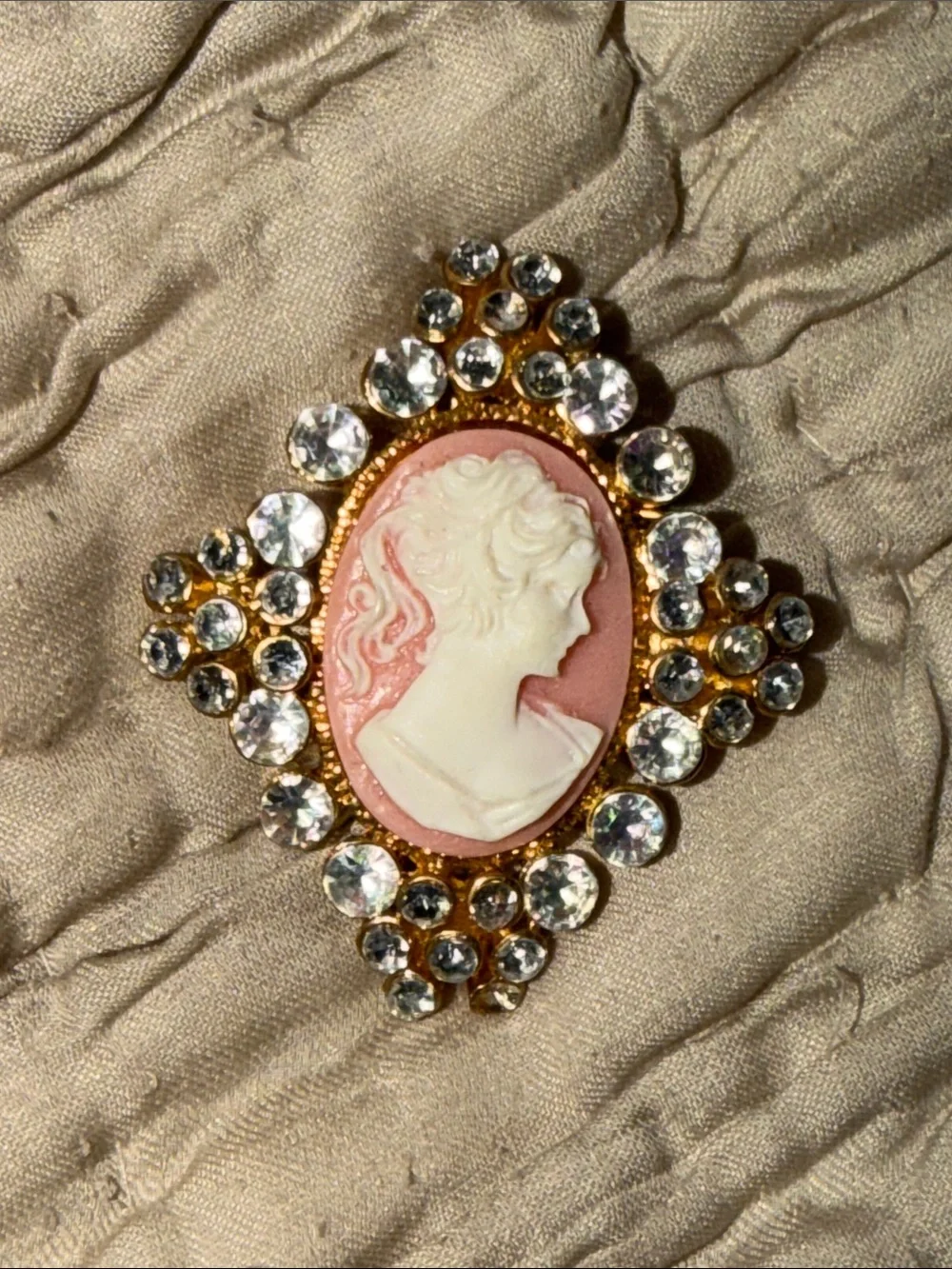 Canes brooch crystal with aurora borealis surrounding the oval female profile